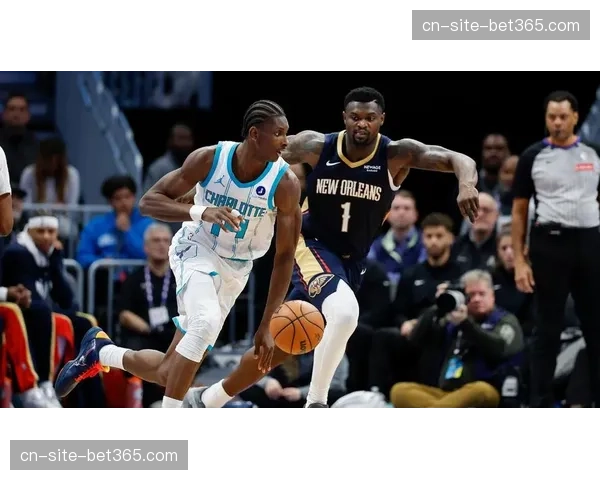 黄蜂五外站位拉开空间 鲍尔组织快攻体系成型